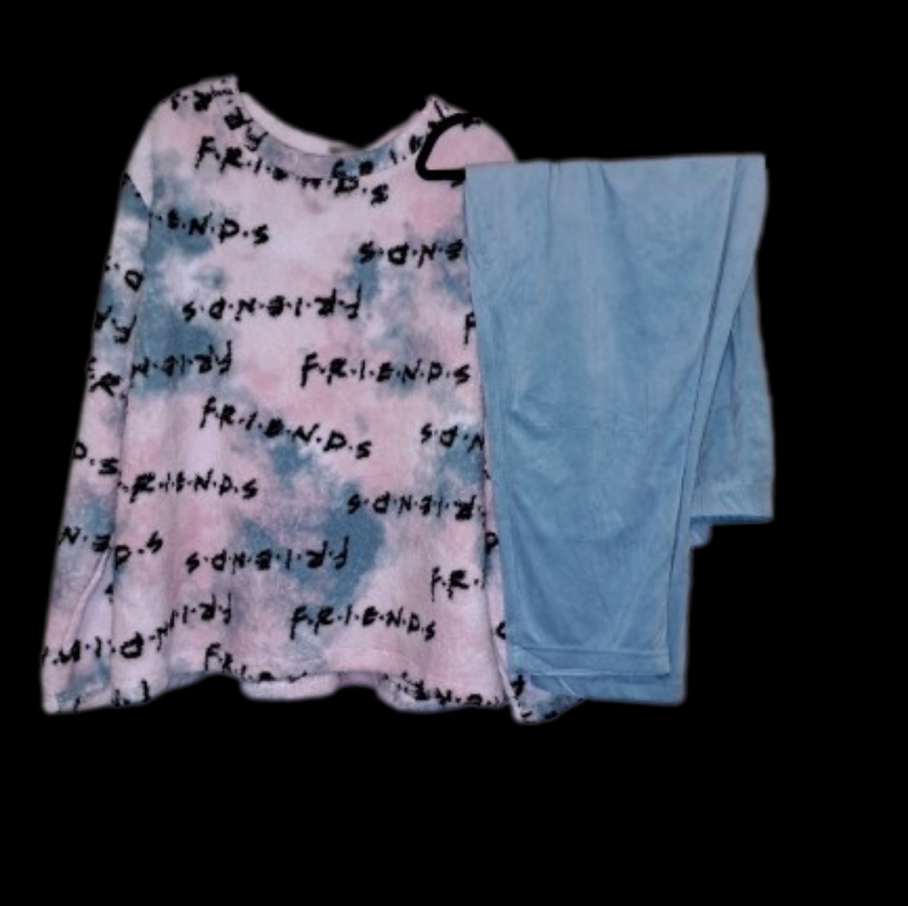 "FRIENDS" 2 PIECE Womens 3x Pajama set. Faux fur top, polyester bottoms.